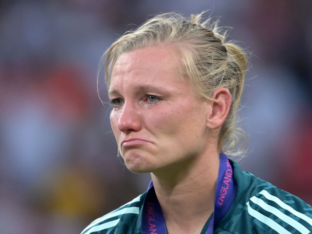 Alexandra Popp weint mit hängenden Mundwinkeln nach dem verlorenen EM-Finale mit Deutschland.