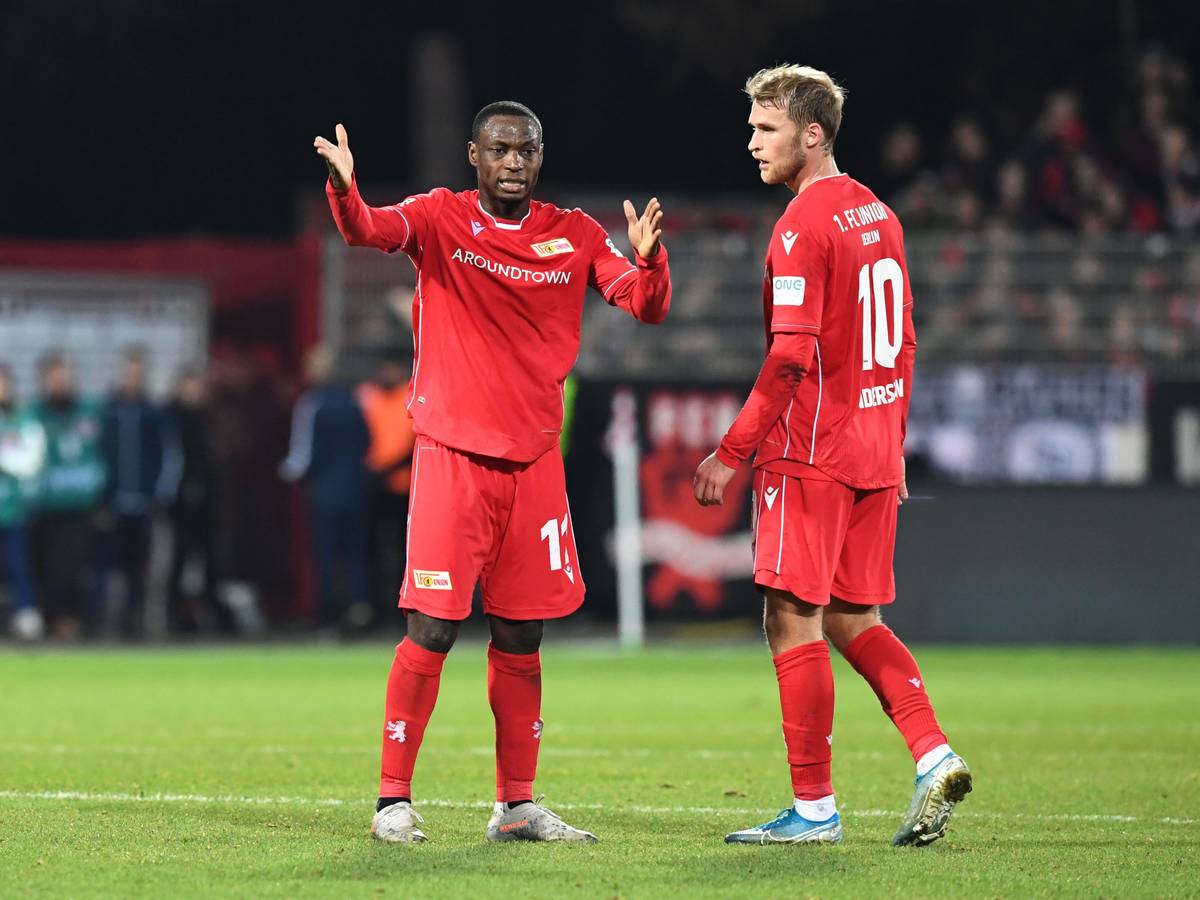Anthony Ujah gestikuliert vor Sebastian Andersson auf dem Platz.