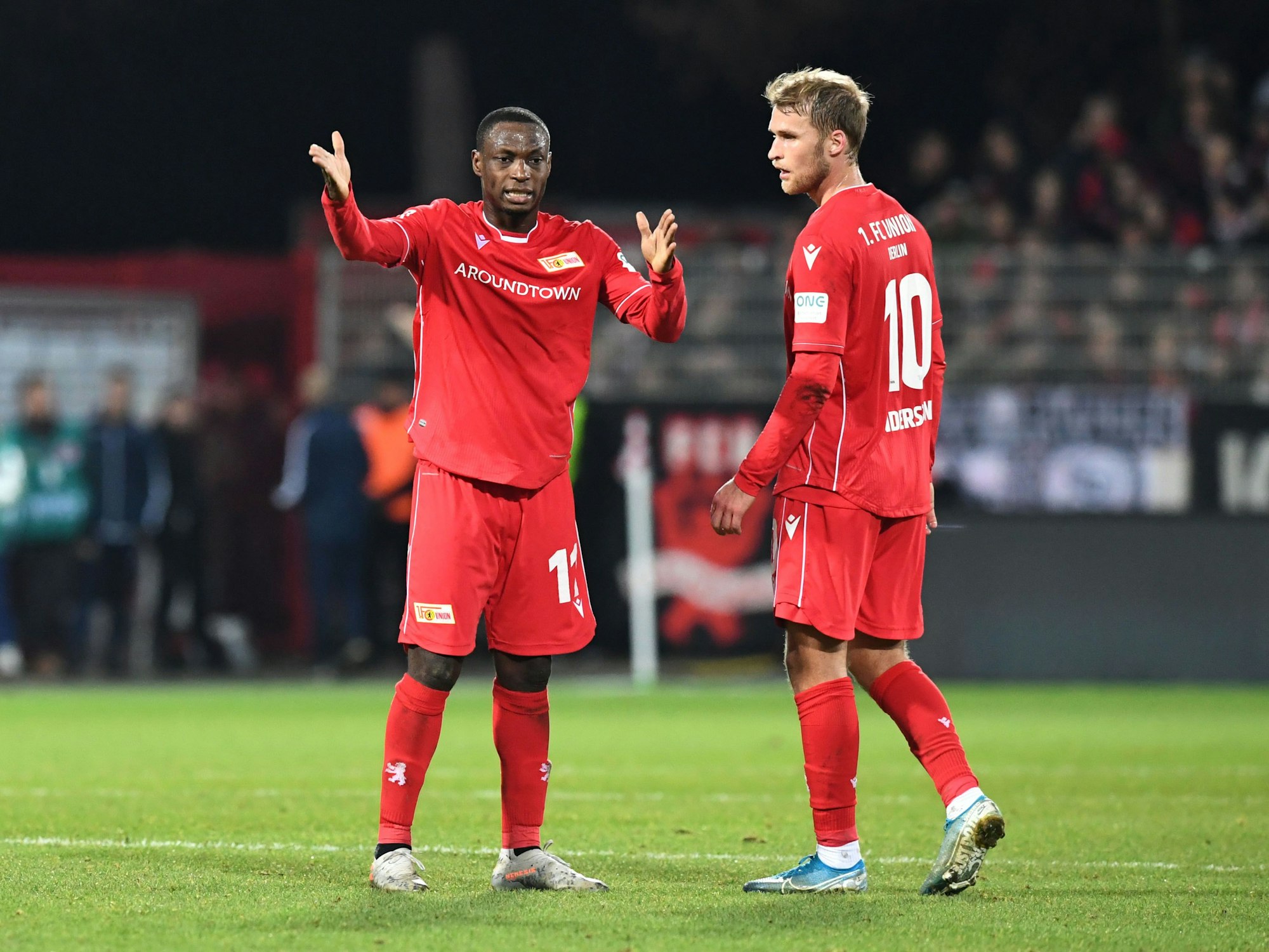 Anthony Ujah gestikuliert vor Sebastian Andersson auf dem Platz.