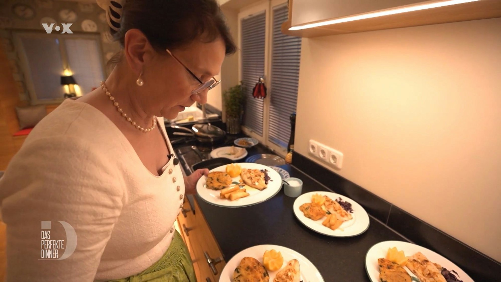 Judith bringt den Fisch ansehnlich auf die Teller. Dazu: Kaspressknödel und Bierspargel.