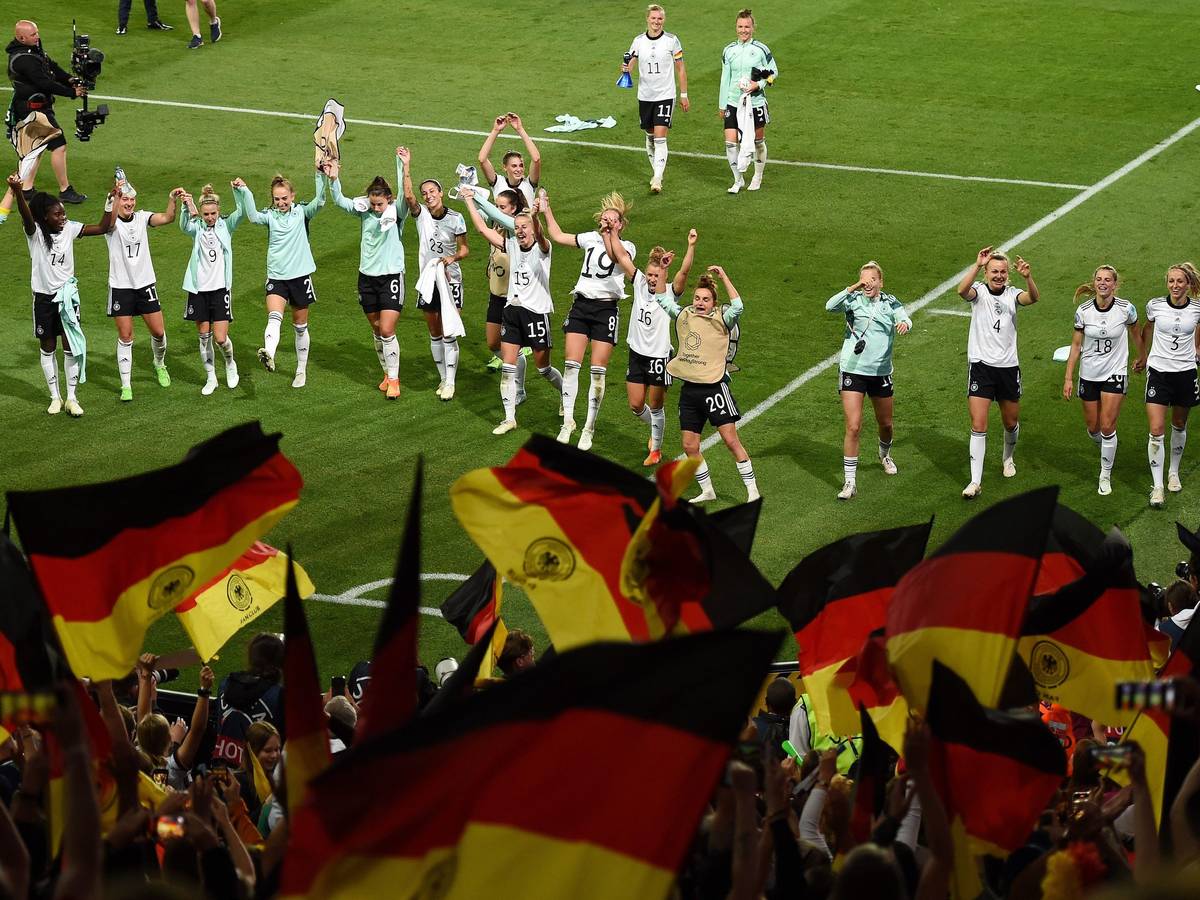 Die DFB-Frauen jubeln mit ihren Fans im Stadion nach dem Einzug ins EM-Finale