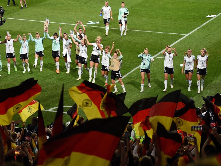 Die DFB-Frauen jubeln mit ihren Fans im Stadion nach dem Einzug ins EM-Finale
