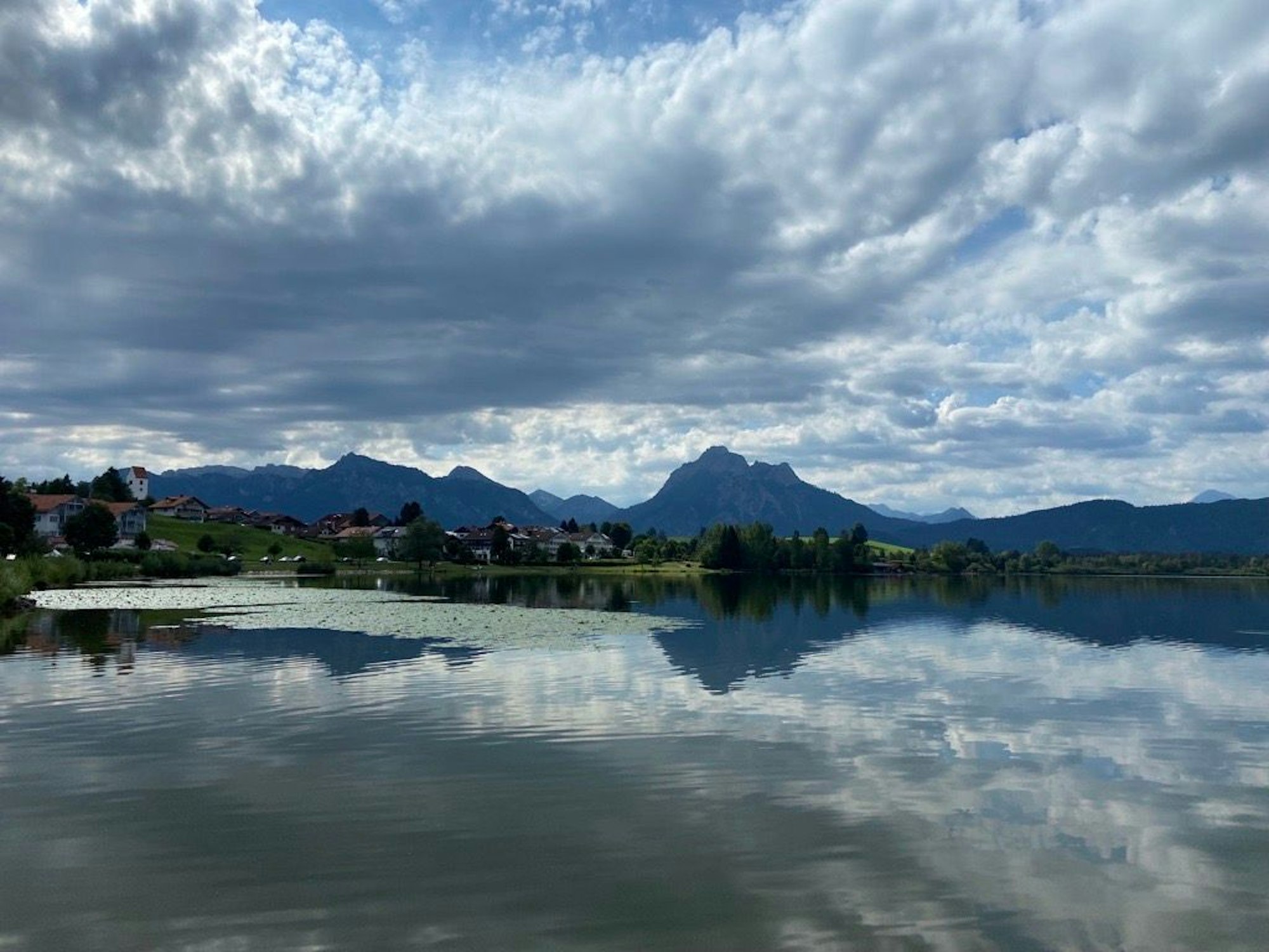 Der Hopfensee liegt nördlich von Füssen im Landkreis Ostallgäu, Bayerisch Schwaben (Bayern).