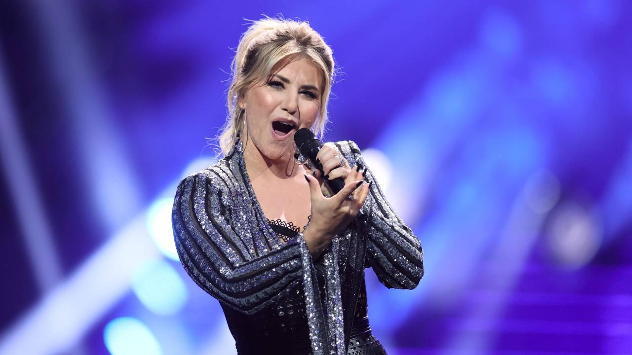 Beatrice Egli singt auf der Bühne.