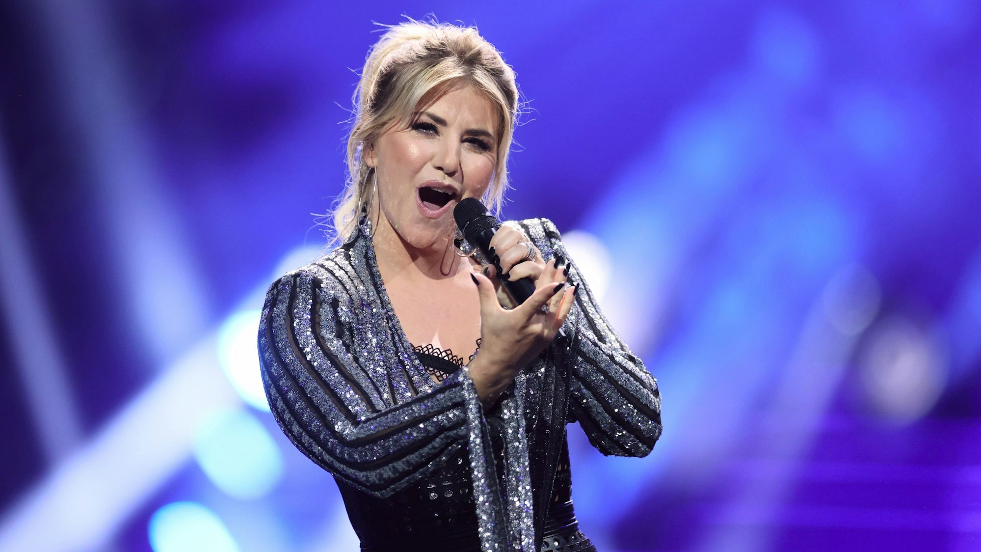 Beatrice Egli singt auf der Bühne.