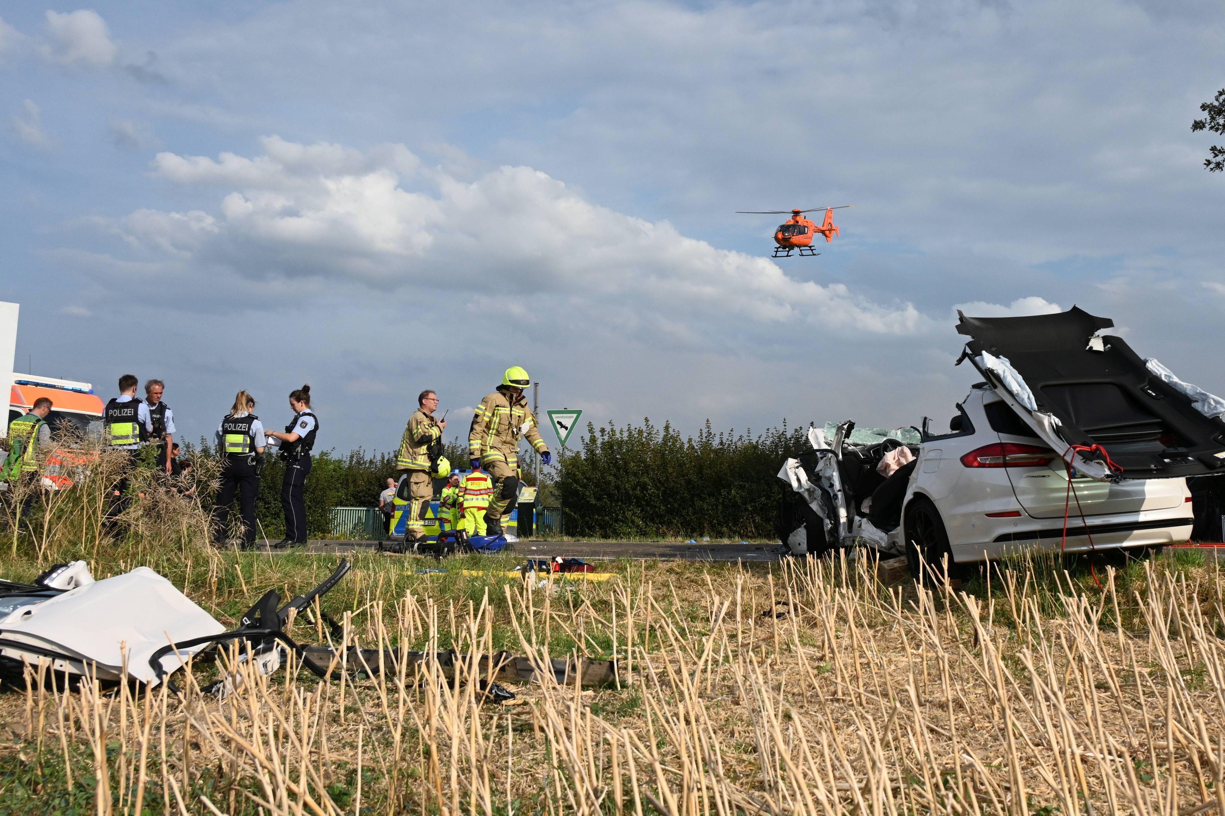 Ein Verkehrsunfall Pulheim am 1. August 2022, bei dem ein Rettungshubschrauber zum Einsatz kam.