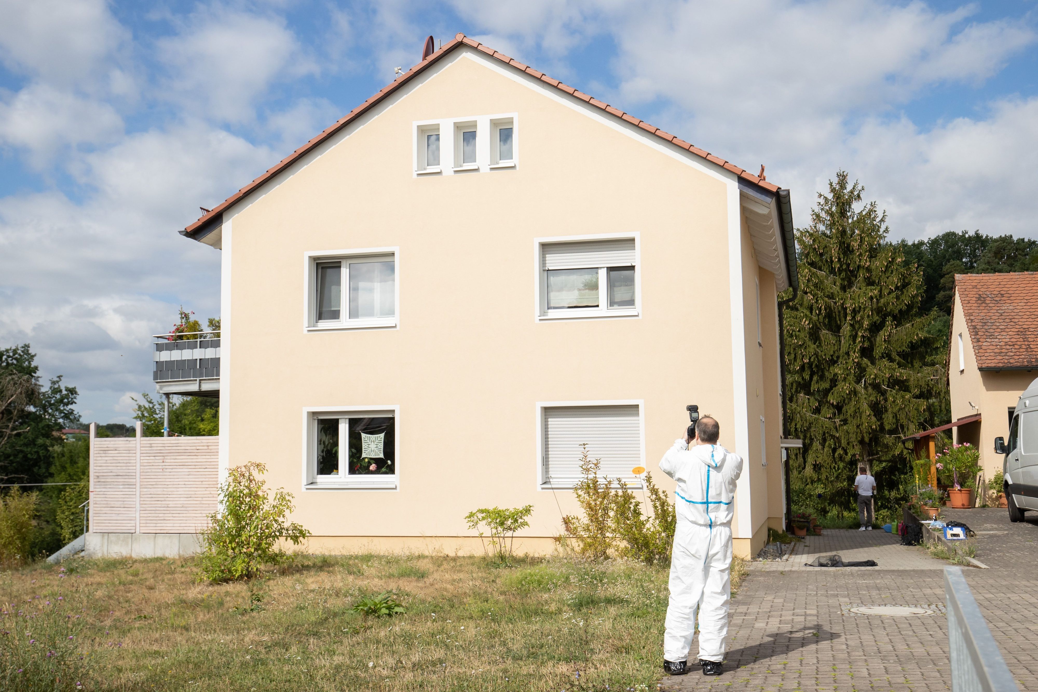 Roth: Angestellte der Spurensicherung arbeiten vor einem Wohnhaus, in dem zuvor eine 67 Jahre alte Frau getötet wurde.