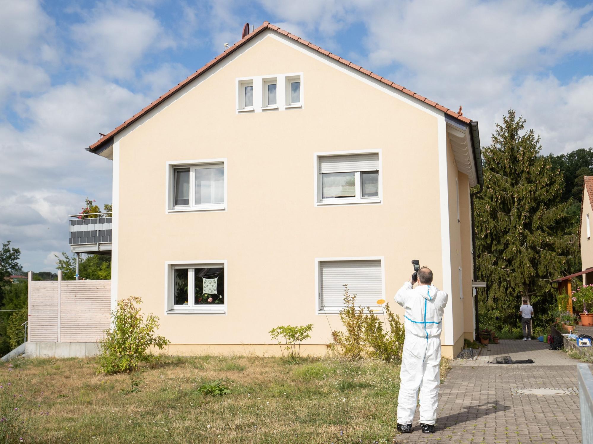 Roth: Angestellte der Spurensicherung arbeiten vor einem Wohnhaus, in dem zuvor eine 67 Jahre alte Frau getötet wurde.