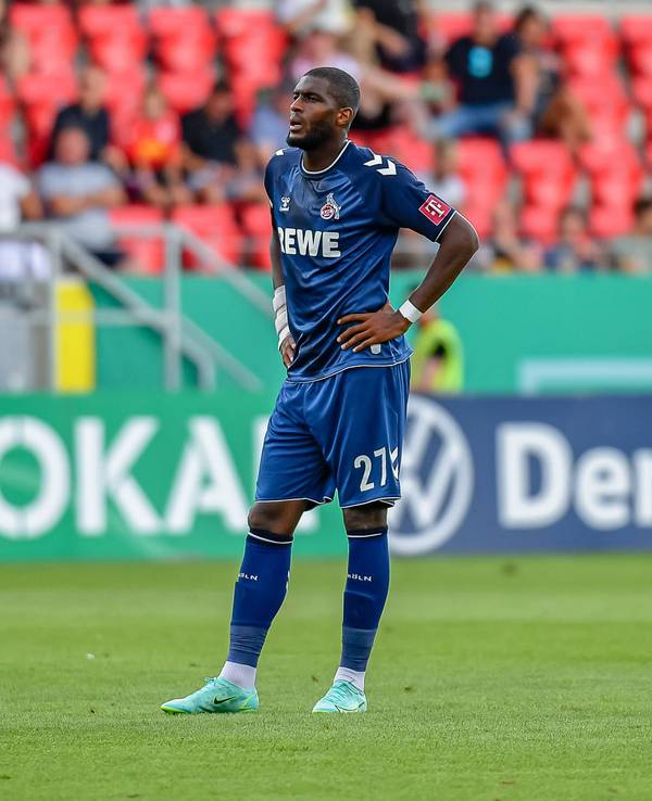 Anthony Modeste steht in Regensburg enttäuscht auf dem Platz.