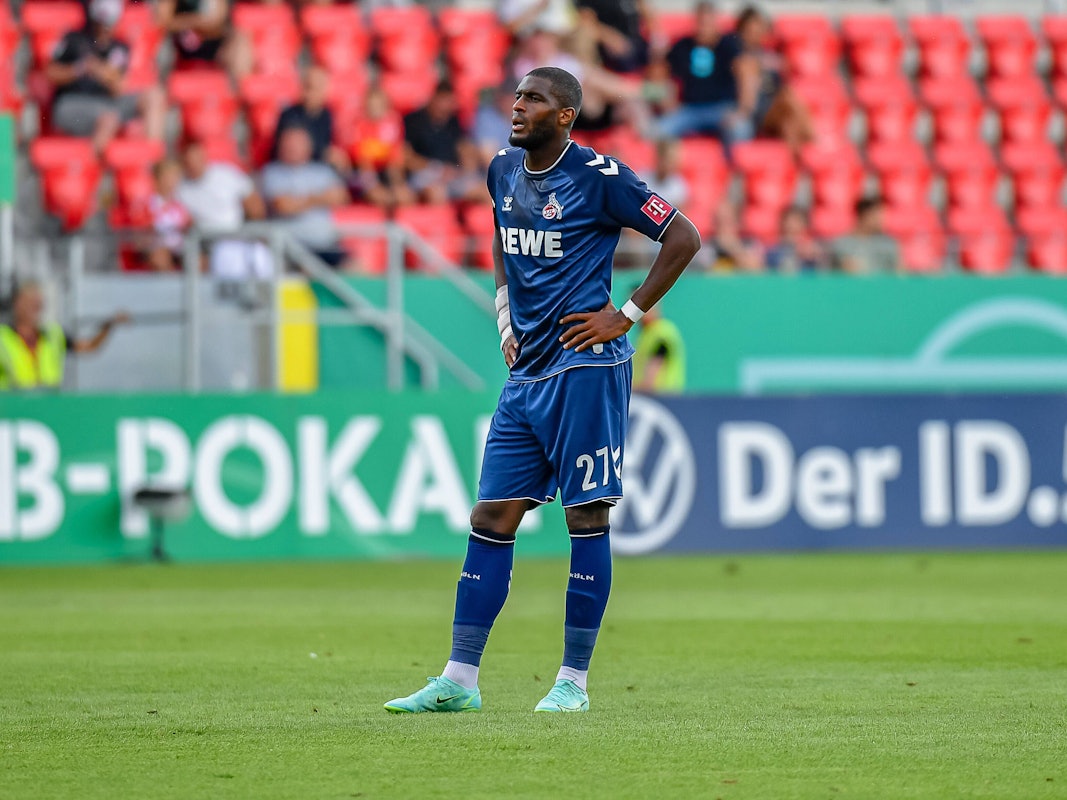 Anthony Modeste steht in Regensburg enttäuscht auf dem Platz.