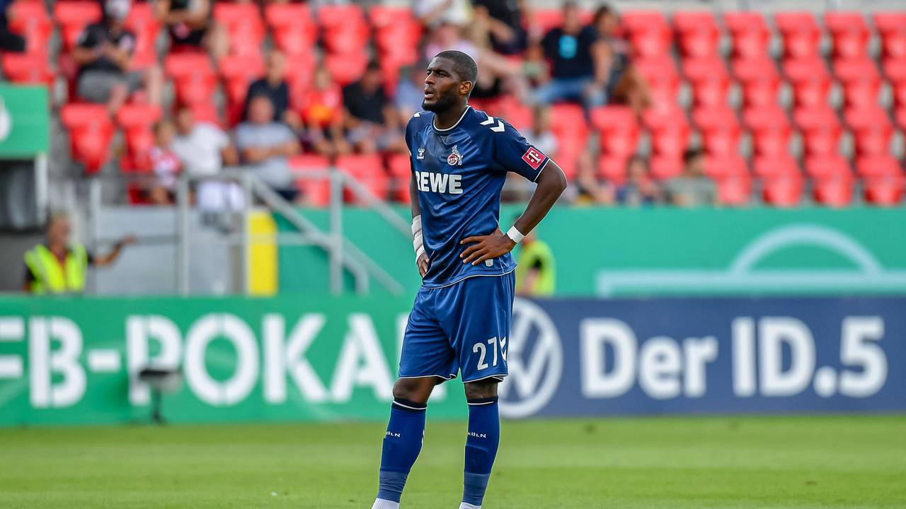 Anthony Modeste steht in Regensburg enttäuscht auf dem Platz.