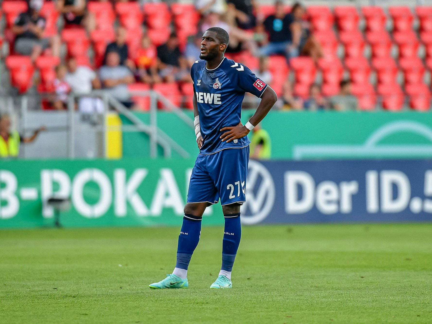 Anthony Modeste steht auf dem Platz und hat die Hände auf die Hüften gestützt.