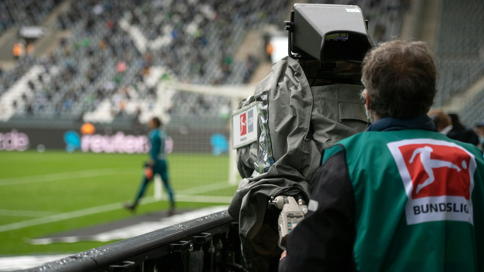 Ein Kameramann beim Bundesliga-Spiel von Borussia Mönchengladbach gegen Union Berlin