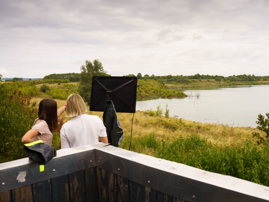 Ein Kamerateam steht am Teufelsee im hessischen Wetteraukreis. Eine vermisste 14-Jährige aus Gottenheim ist hier tot aufgefunden worden.