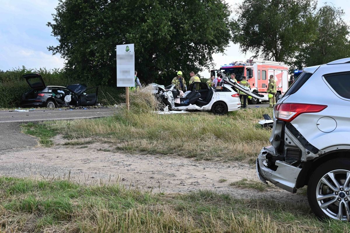 Das Foto zeigt die Unfallstelle und die beschädigten Fahrzeuge.