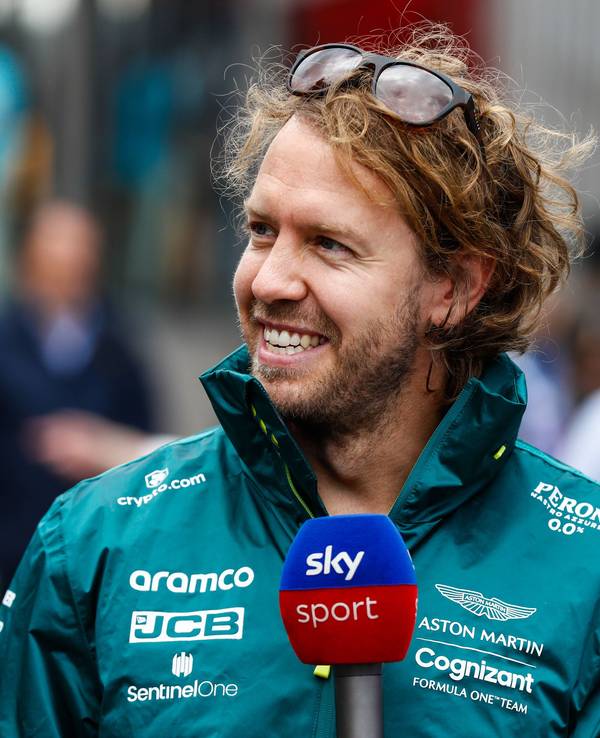 Sebastian Vettel beim Interview mit guter Laune.