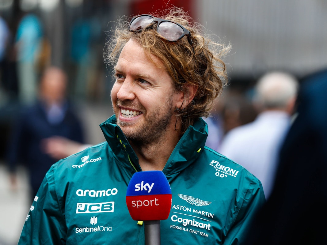 Sebastian Vettel beim Interview mit guter Laune.