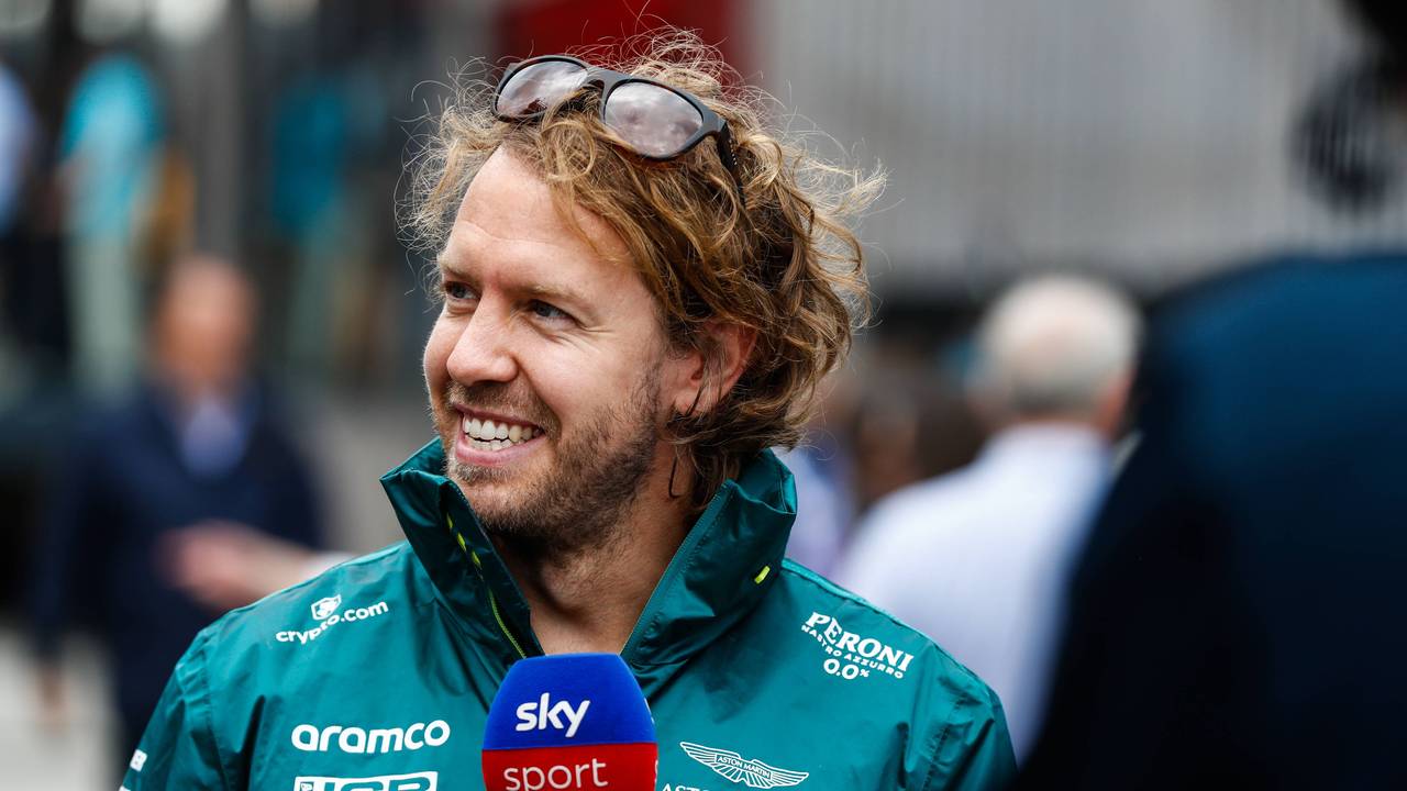 Sebastian Vettel beim Interview mit guter Laune.