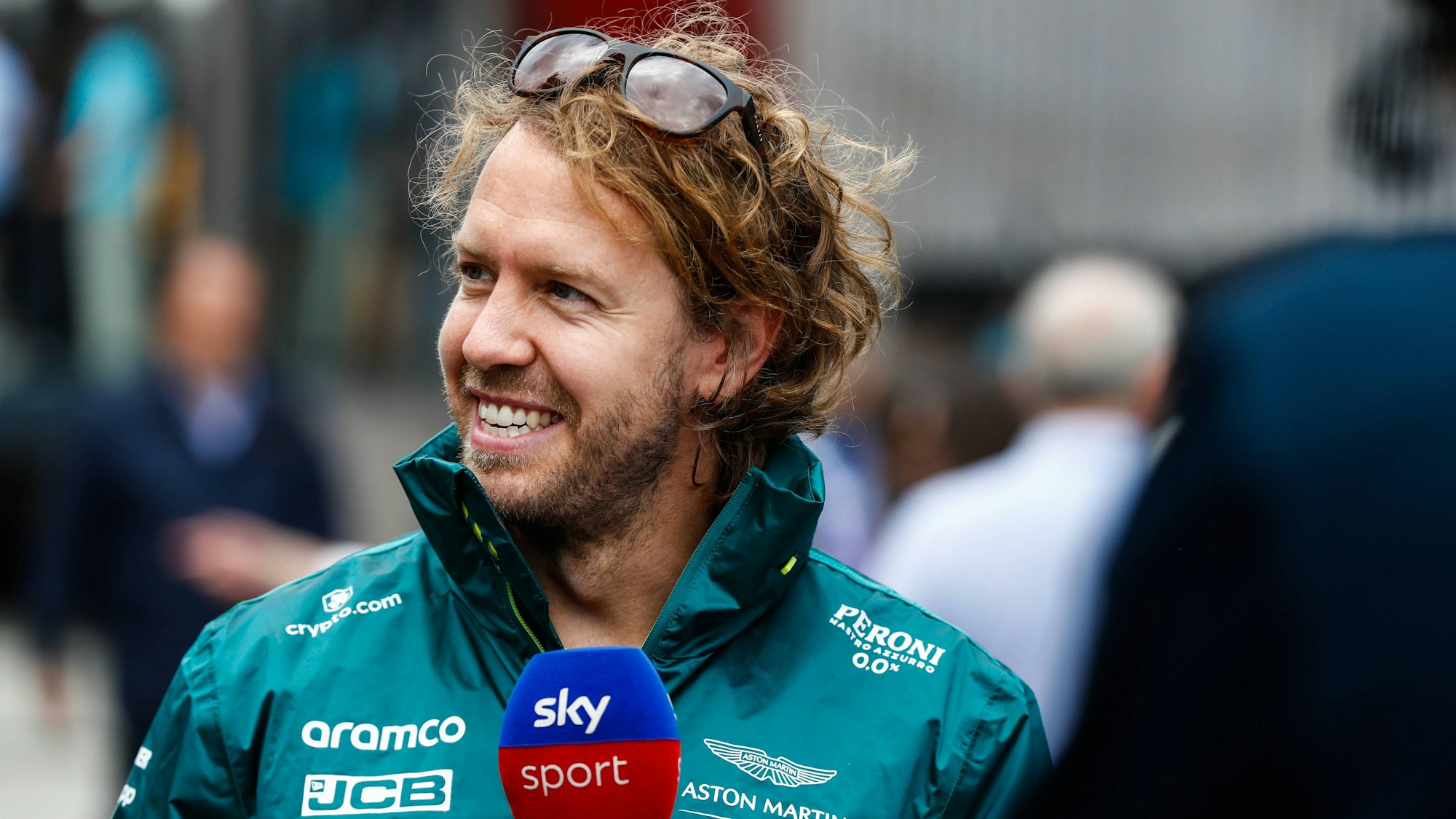 Sebastian Vettel beim Interview mit guter Laune.