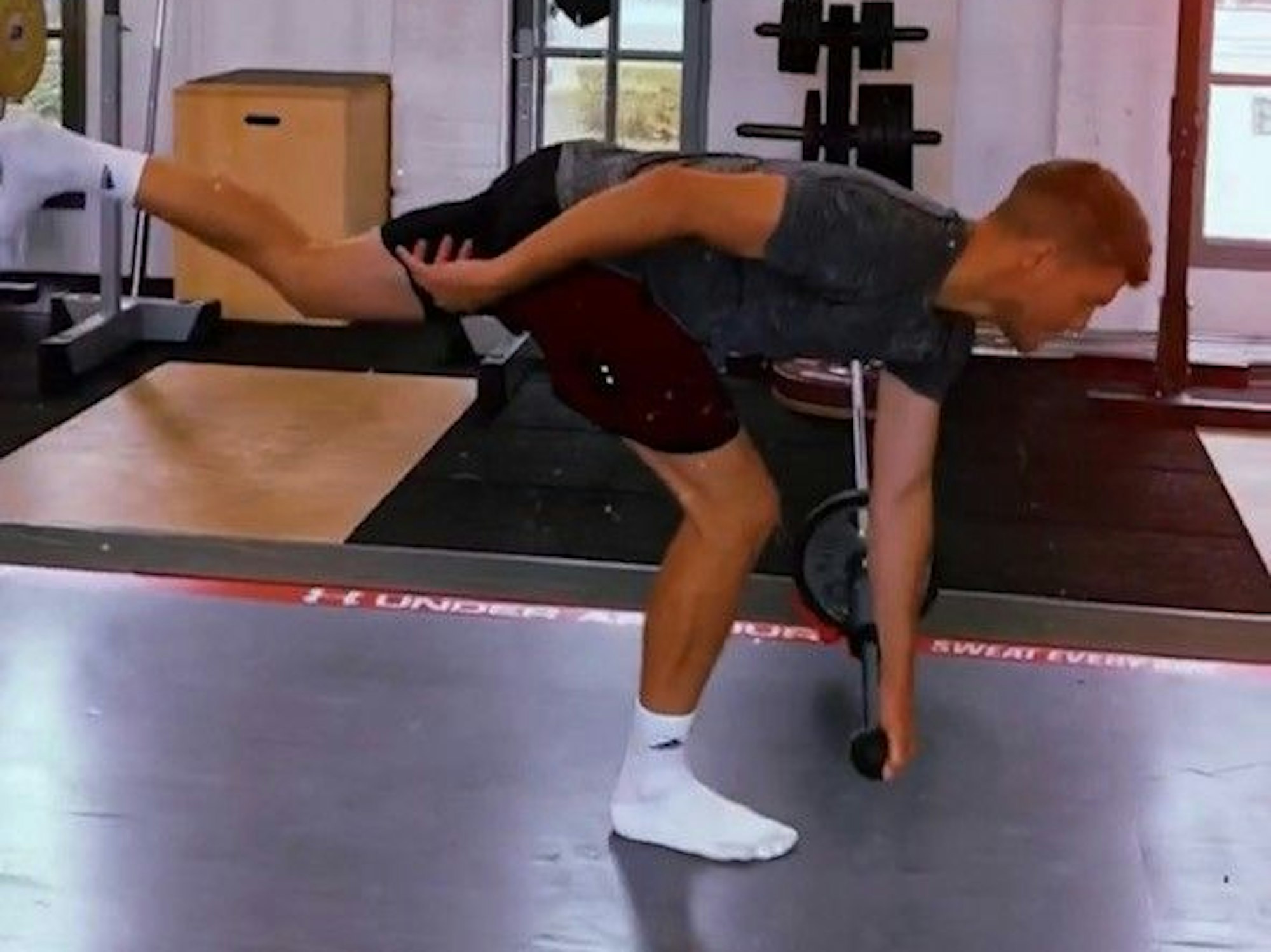 Simon Terodde mit einer Standwaage.