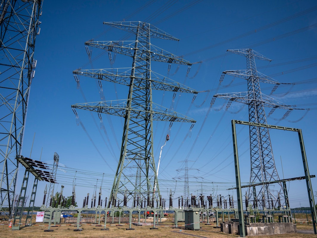 In einem Umspannwerk der Firma 50Hertz wird an einer Stromleitung gearbeitet.