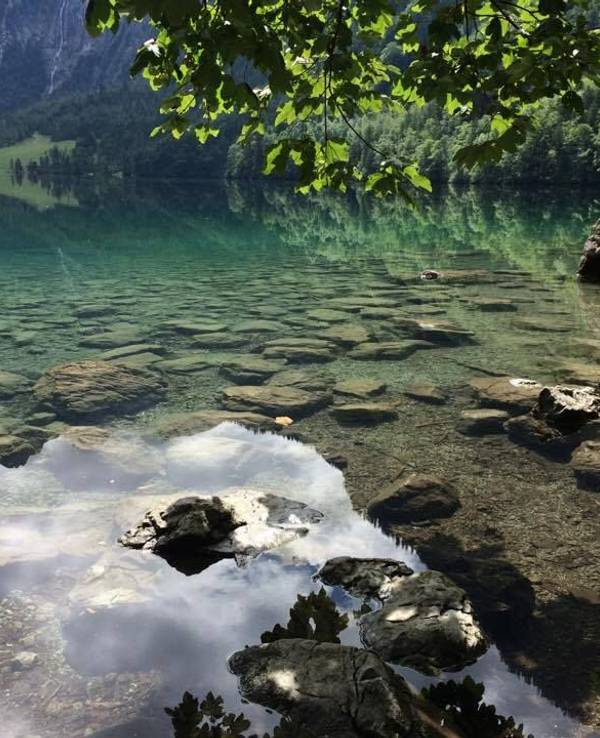 Der Obersee in Bayern ist beliebt und berühmt für seine Spiegelungen der umliegenden steilen Bergwände in der glatten, türkisfarbenen Oberfläche des Sees. Der Obersee befindet sich im Nationalpark Berchtesgaden, südlich des Königssees bei Schönau. Vom Ufer des Königssee führt ein flacher Wanderweg zum Obersee.