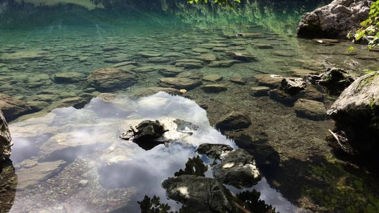 Der Obersee in Bayern ist beliebt und berühmt für seine Spiegelungen der umliegenden steilen Bergwände in der glatten, türkisfarbenen Oberfläche des Sees. Der Obersee befindet sich im Nationalpark Berchtesgaden, südlich des Königssees bei Schönau. Vom Ufer des Königssee führt ein flacher Wanderweg zum Obersee.