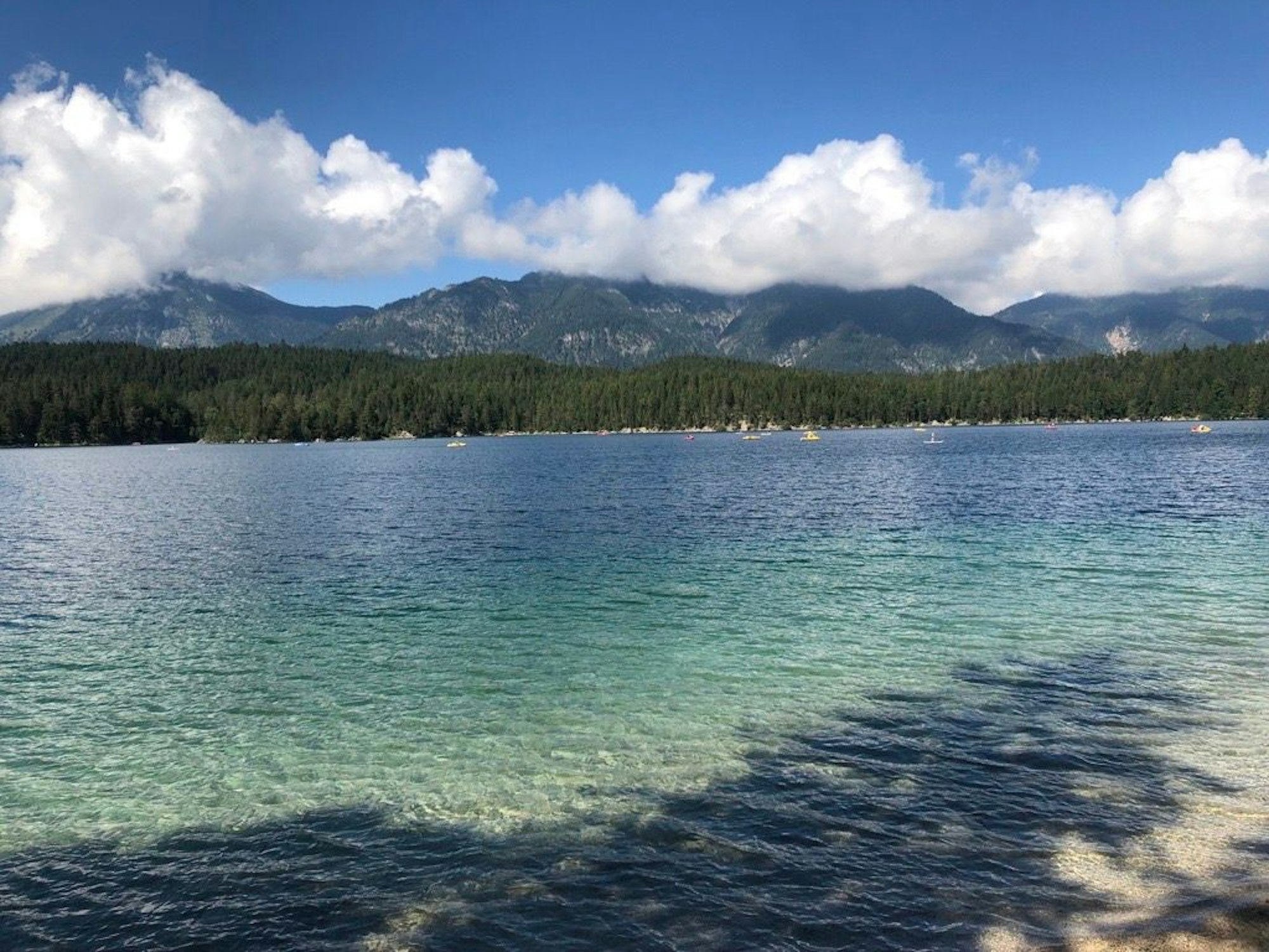 Der traumhaft schöne Eibsee mit seinem klaren türkisfarbenen Wasser