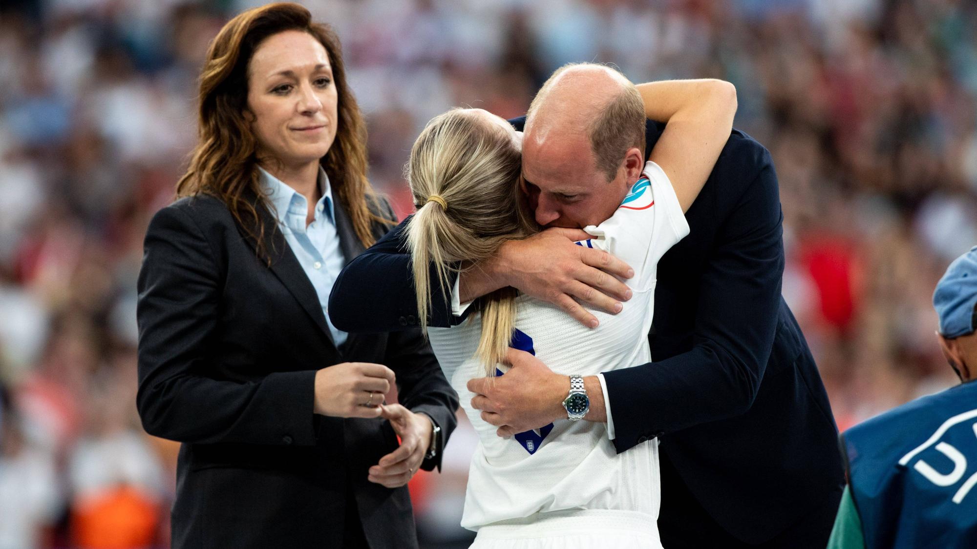 Englands Spielführerin Leah Williamson umarmt Prinz William bei der Siegerehrung nach dem EM-Triumph.