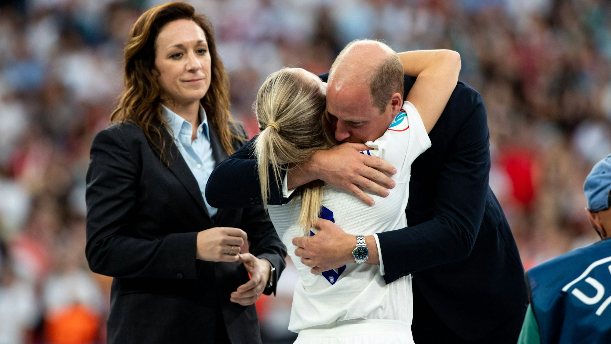 Englands Spielführerin Leah Williamson umarmt Prinz William bei der Siegerehrung nach dem EM-Triumph.
