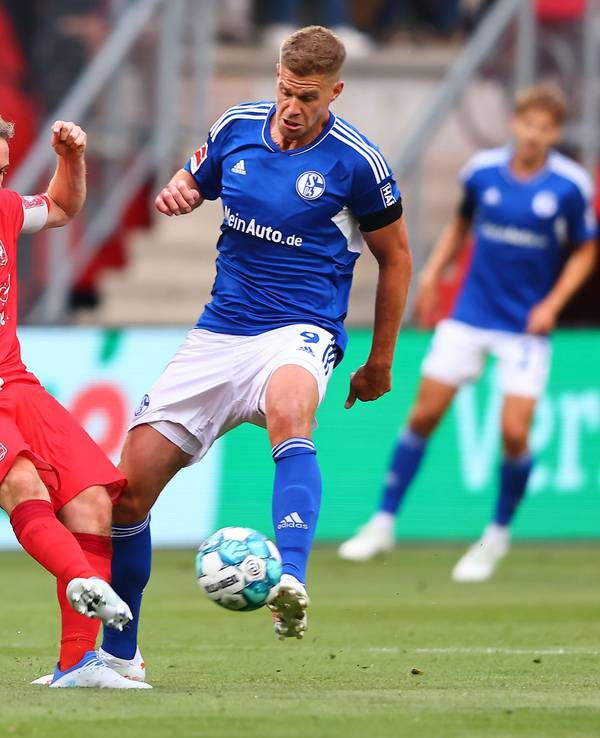 Simon Terodde für Schalke gegen Enschedes Wout Brama.