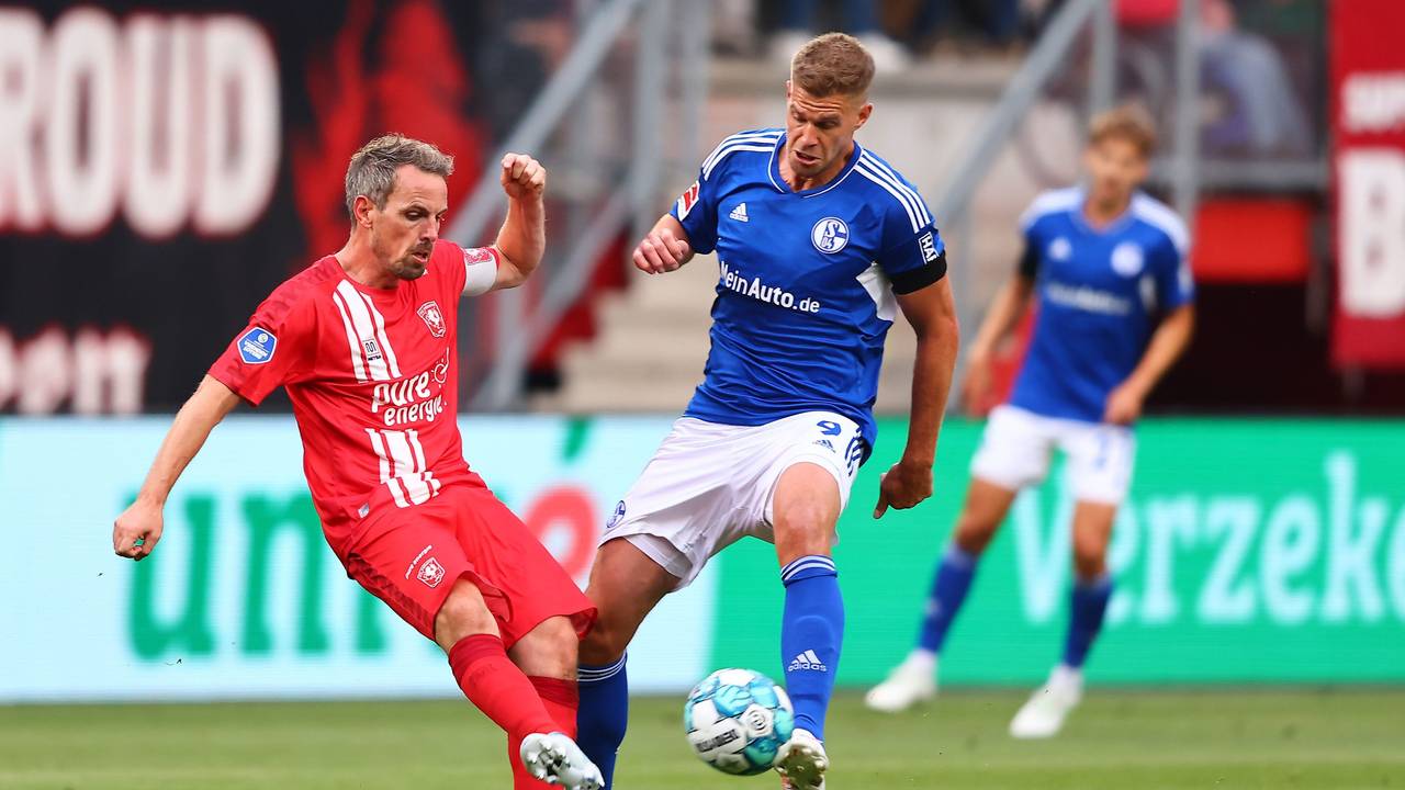 Simon Terodde für Schalke gegen Enschedes Wout Brama.