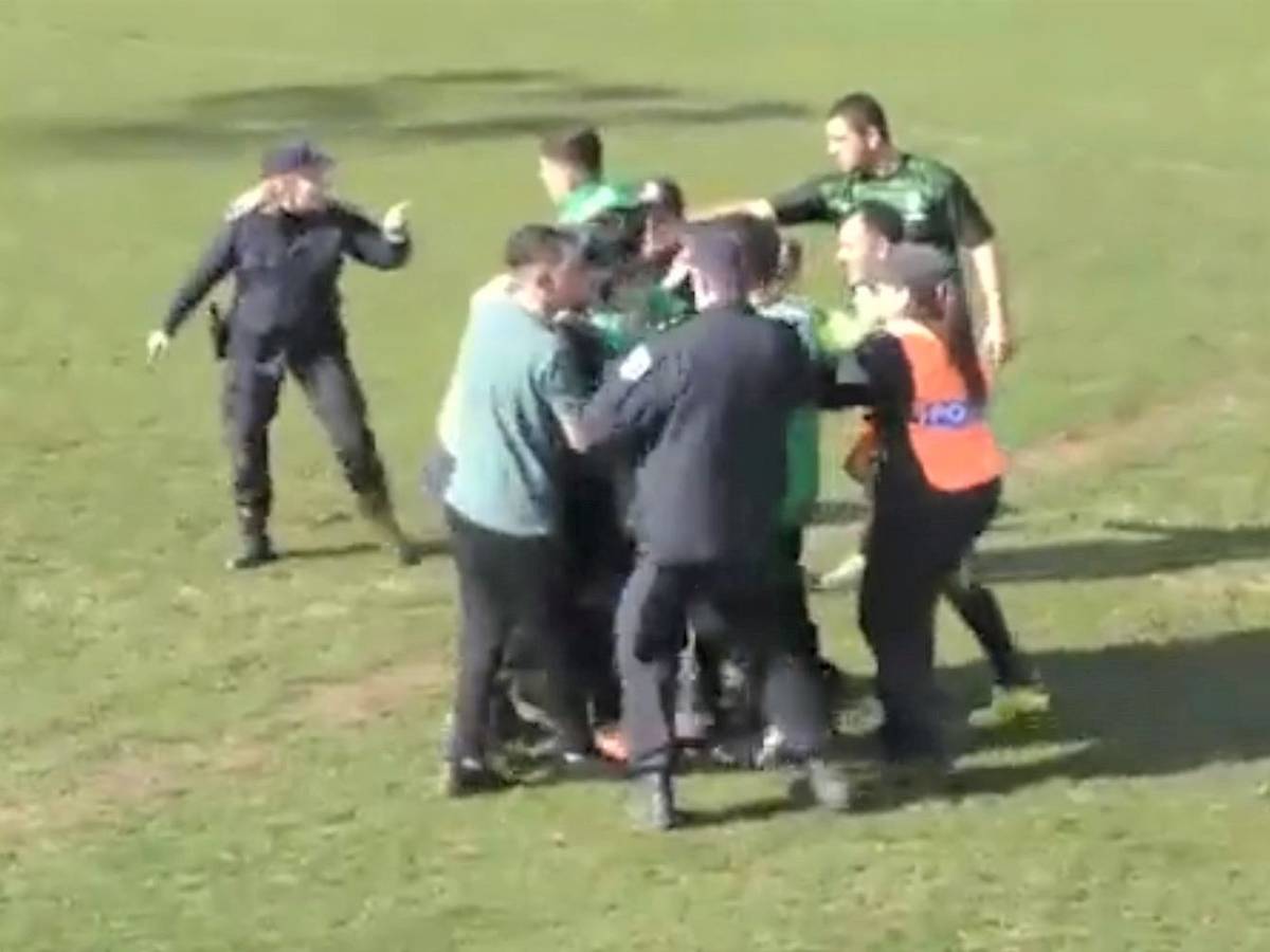 Mehrere Einsatzkräfte der Polizei setzen Amateurfußballer Cristian Tirone fest, nachdem er eine Schiedsrichterin brutal mit einem Faustschlag von hinten attackiert hat.