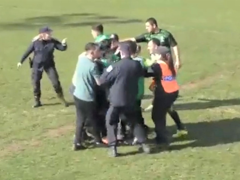 Mehrere Einsatzkräfte der Polizei setzen Amateurfußballer Cristian Tirone fest, nachdem er eine Schiedsrichterin brutal mit einem Faustschlag von hinten attackiert hat.