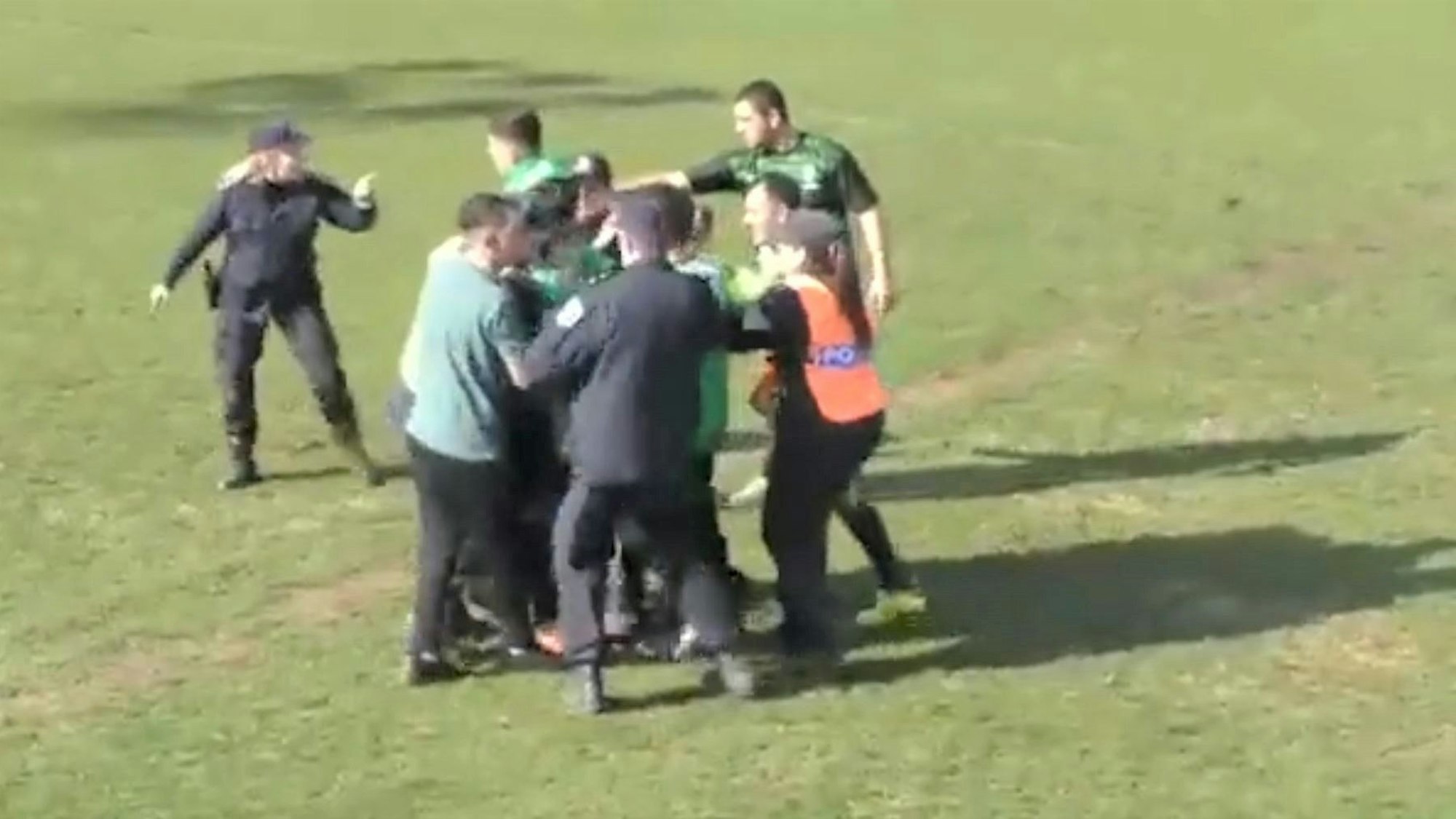 Mehrere Einsatzkräfte der Polizei setzen Amateurfußballer Cristian Tirone fest, nachdem er eine Schiedsrichterin brutal mit einem Faustschlag von hinten attackiert hat.