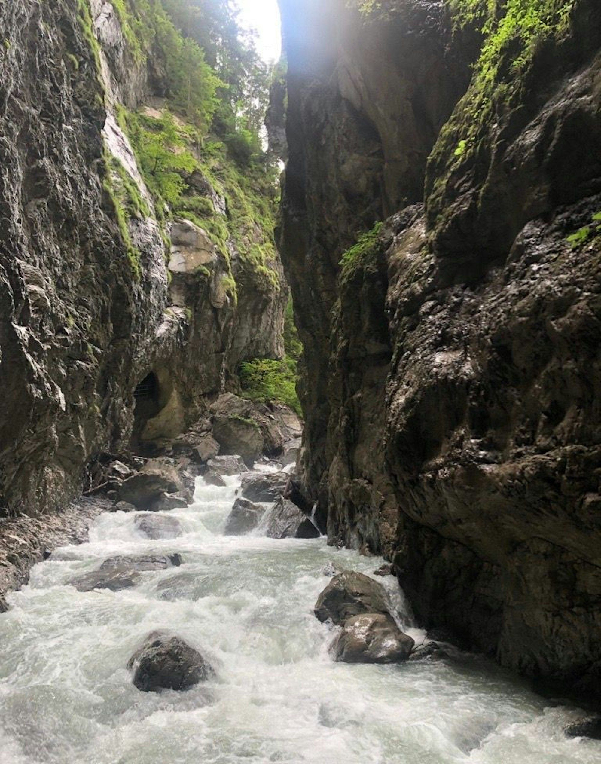 Die beeindruckende 700 Meter lange und vom Wildbach Partnach teilweise über 80 Meter tief eingeschnittene Partnachklamm