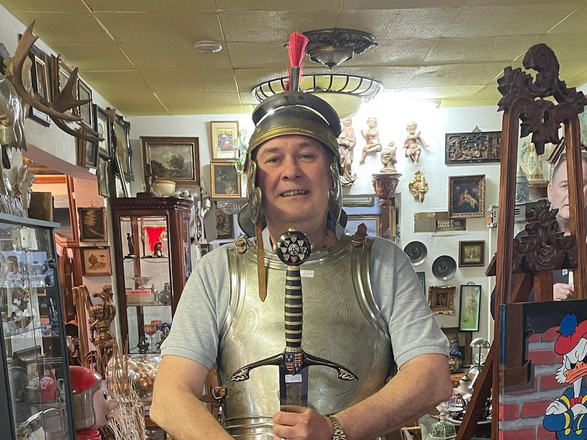 „Bares für Rares“-Händler Walter Lehnertz in Ritterrüstung