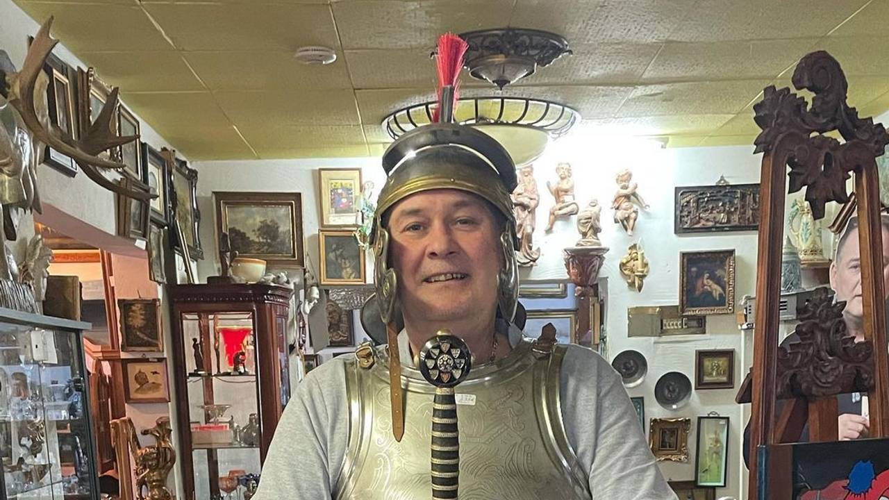 „Bares für Rares“-Händler Walter Lehnertz in Ritterrüstung