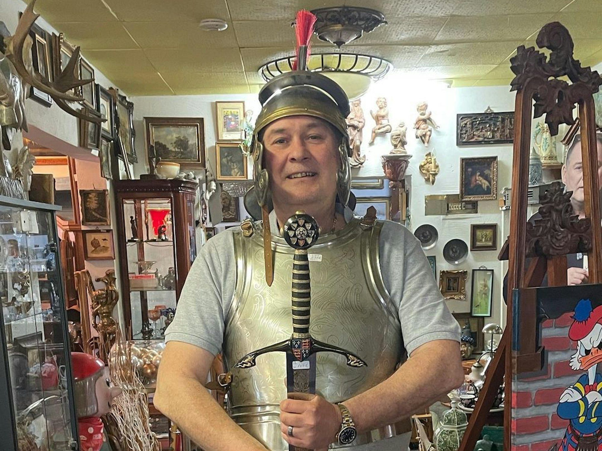 „Bares für Rares“-Händler Walter Lehnertz in Ritterrüstung