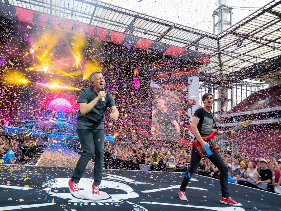 Die kölsche Band Kasalla hat auf ihren sozialen Kanälen mitgeteilt, dass die „Rudeldiere“-Europa-Tournee in diesem und nächsten Jahr absagt wird. Hier sind Kasalla beim Konzert im RheinEnergie-Stadion Mitte Juni zu sehen.