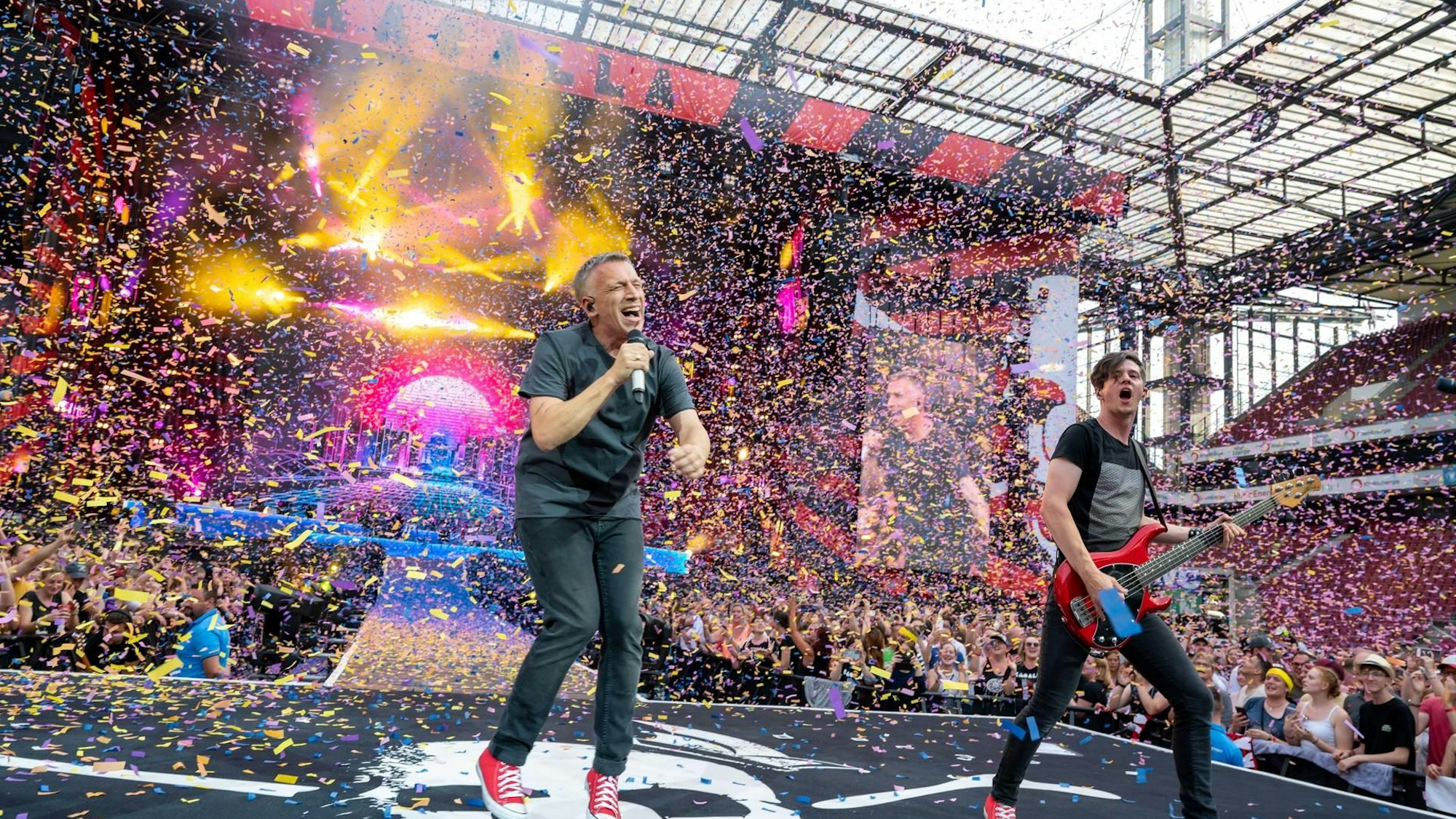 Die kölsche Band Kasalla hat auf ihren sozialen Kanälen mitgeteilt, dass die „Rudeldiere“-Europa-Tournee in diesem und nächsten Jahr absagt wird. Hier sind Kasalla beim Konzert im RheinEnergie-Stadion Mitte Juni zu sehen.