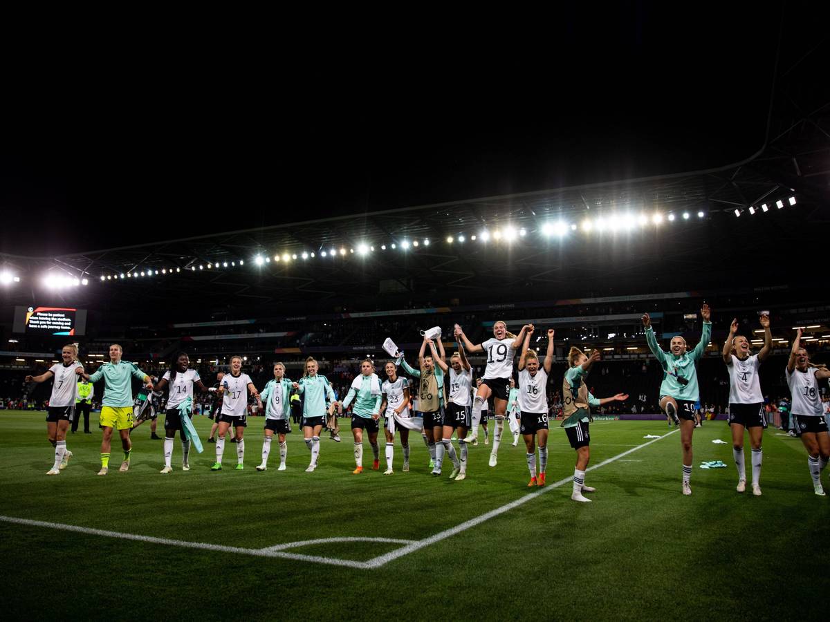 Die DFB-Frauen jubeln Hand in Hand vor den Fans.