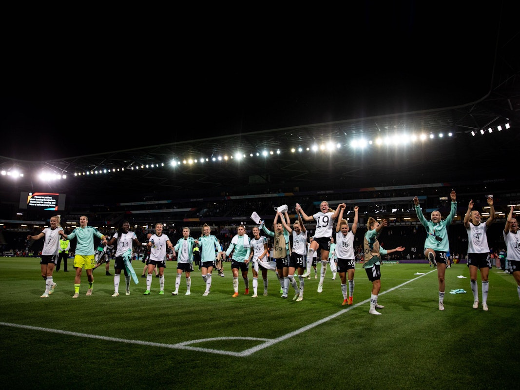 Die DFB-Frauen jubeln Hand in Hand vor den Fans.