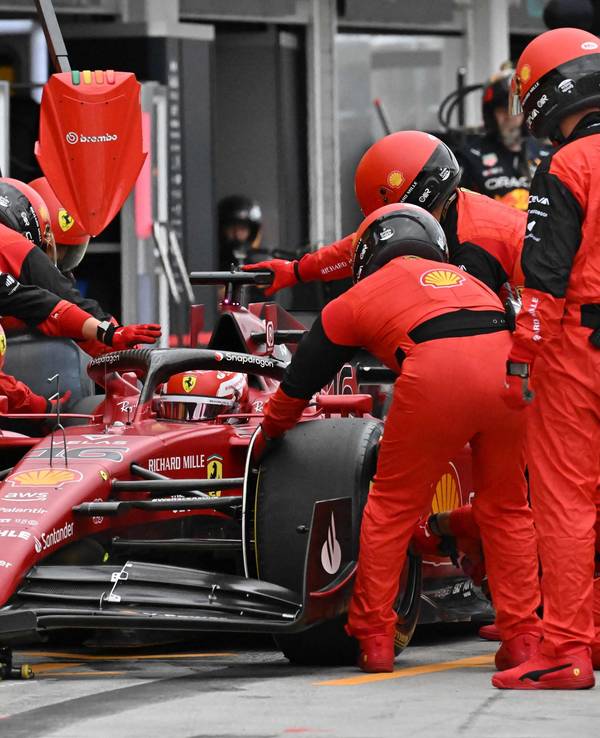 Charles Leclerc mit seinem Ferrari beim Boxenstop beim Rennen der Formel 1 in Ungarn
