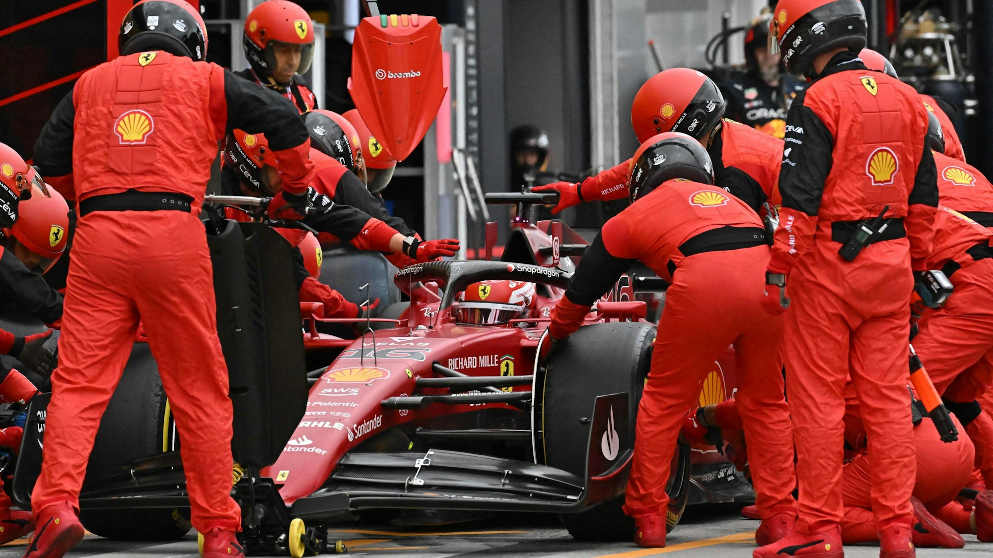 Charles Leclerc mit seinem Ferrari beim Boxenstop beim Rennen der Formel 1 in Ungarn