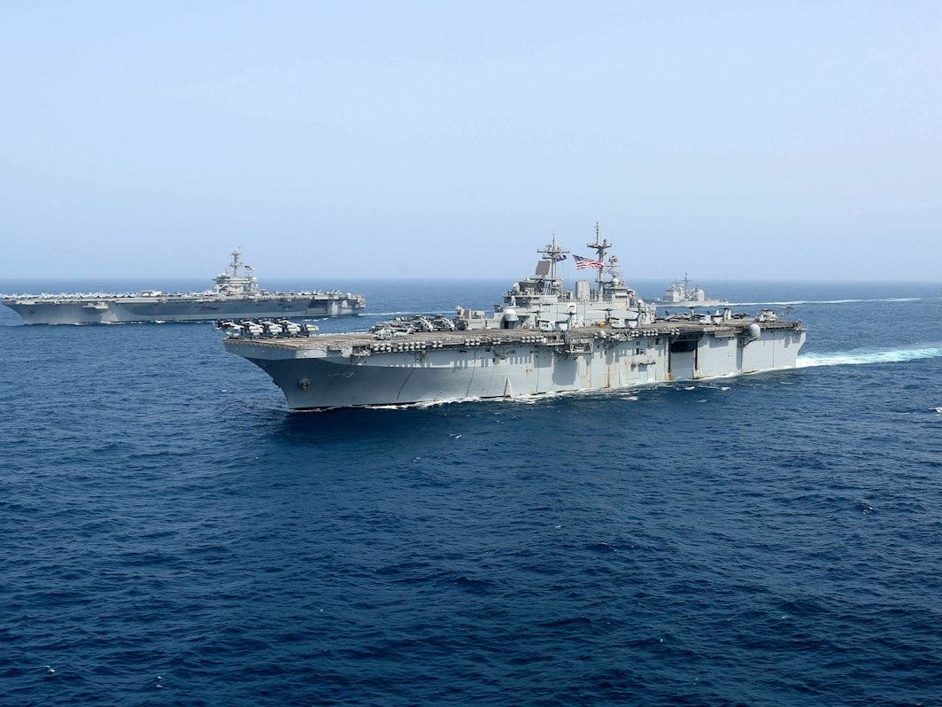Das amphibische Angriffsschiff USS Kearsarge (vorne, hier auf einem Archivfoto von 2019 im Arabischen Meer) passierte einem Medienbericht zufolge die dänische Nordspitze bei Skagen – und nahm Kurs auf den Großen Belt.