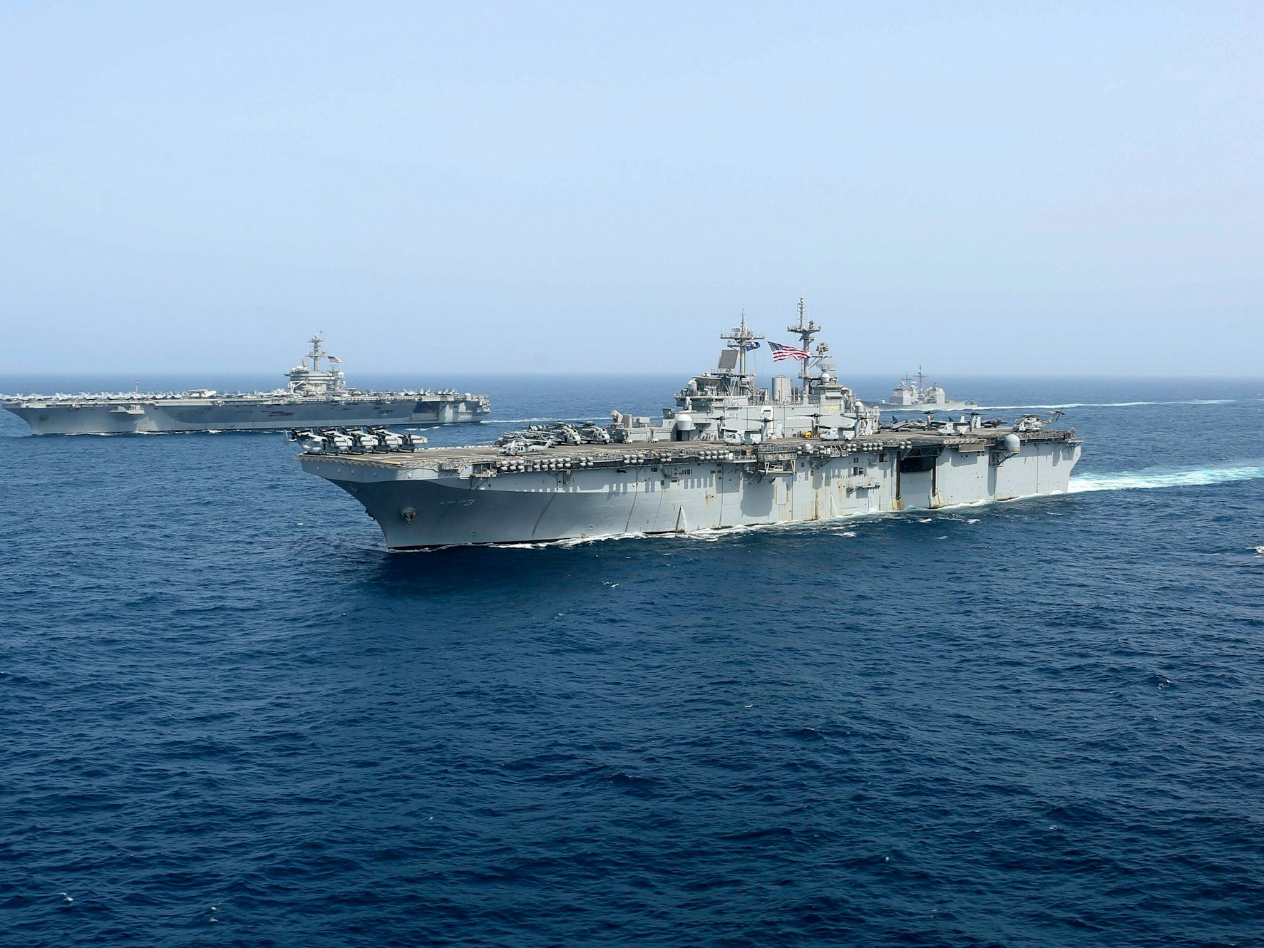 Das amphibische Angriffsschiff USS Kearsarge (vorne, hier auf einem Archivfoto von 2019 im Arabischen Meer) passierte einem Medienbericht zufolge die dänische Nordspitze bei Skagen – und nahm Kurs auf den Großen Belt.