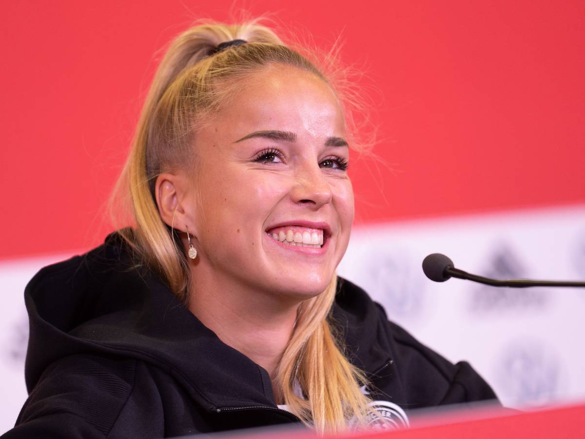 Giulia Gwinn grinst bei einer Pressekonferenz.