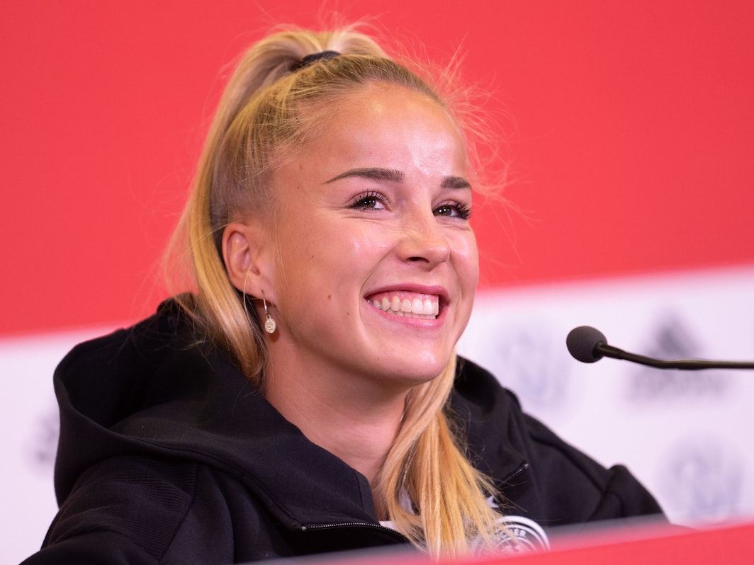 Giulia Gwinn grinst bei einer Pressekonferenz.