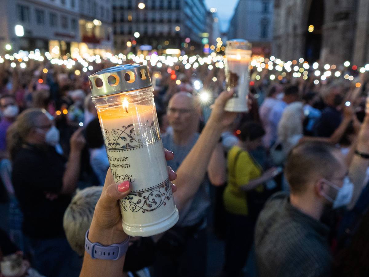 dpatopbilder - 01.08.2022, Österreich, Wien: Eine große Menschenmenge nimmt an der Gedenkveranstaltung der Initiative #YesWeCare im Andenken an die oberösterreichische Ärztin Lisa-Maria Kellermayr Stephansplatz teil. Der Tod von Lisa-Maria Kellermayr, die zuletzt wegen Morddrohungen aus der Szene der Impfgegner ihre Praxis geschlossen hat, hat tiefe Betroffenheit ausgelöst. Foto: Georg Hochmuth/APA/dpa +++ dpa-Bildfunk +++